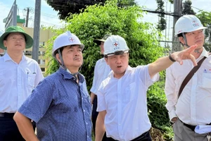 Ông Nguyễn Phước Đức, Tổng Giám đốc Tổng công ty Điện lực miền nam (thứ 2 từ phải sang) kiểm tra tiến độ công trình trên địa bàn tỉnh Vĩnh Long.