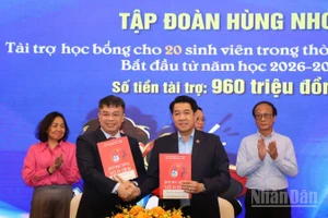 Đại diện Quỹ Vừ A Dính ký kết nhận tài trợ từ Tập đoàn Hùng Nhơn. 