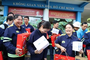 Niềm vui của các công nhân khi đến với chương trình "Xây Tết 2026" của Báo Nhân Dân và các đối tác phối hợp thực hiện. (Ảnh: QUANG QUÝ)