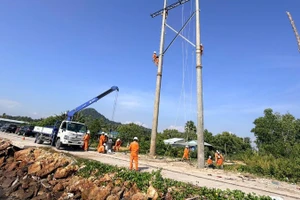 Ngành điện gấp rút triển khai xây dựng tạm đoạn tuyến trên không với khoảng năm trụ (tính từ trụ đấu nối cáp ngầm tiếp bờ hiện hữu) đến vị trí điểm sự cố.