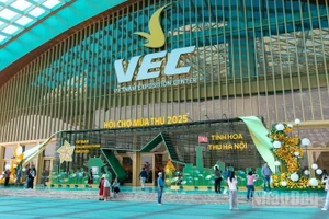 Tại Hội chợ Mùa Thu 2025 diễn ra từ ngày 25/10 đến 4/11 tại Trung tâm Triển lãm Việt Nam VEC (Đông Anh, Hà Nội), gian hàng của Vietnam Airlines đã thu hút đông đảo khách tham quan.