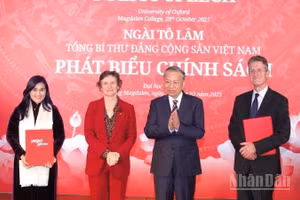 Tổng Bí thư Tô Lâm và Giáo sư Irene Tracey, Hiệu trưởng Đại học Oxford chứng kiến Phó Tổng giám đốc Vietjet Hồ Ngọc Yến Phương (ngoài cùng bên trái) và Giáo sư Myles Allen, Giám đốc Trung tâm Oxford Net Zero, ĐH Oxford (ngoài cùng bên phải) trao văn kiện công bố kết quả công trình nghiên cứu Net Zero Carbon.