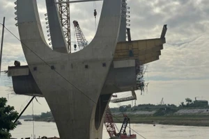 Dự án cầu đường sắt Đuống chỉ hoàn thành được các hạng mục dưới sông do không phải giải phóng mặt bằng.