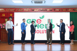 Các đại biểu thực hiện nghi thức ra mắt dự án Green Hero Solution.
