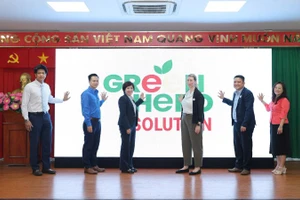 Các đại biểu thực hiện nghi thức ra mắt dự án Green Hero Solution.