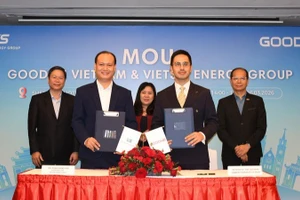 Đại diện Vietsin Energy Group và GoodWe Việt Nam ký kết hợp tác chiến lược về năng lượng tái tạo.