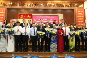 Lãnh đạo Hiệp hội doanh nghiệp Thành phố Hồ Chí Minh và địa phương chúc mừng Ban chấp hành Hội Doanh nghiệp xã Bình Hưng ra mắt. 