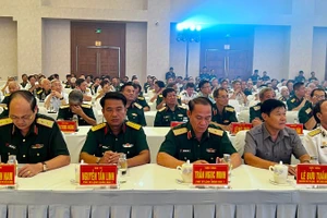 Các đại biểu dự chương trình gặp mặt. 