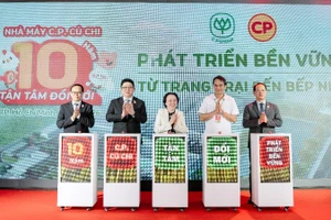 Các đại biểu khởi động nghi thức kỷ niệm “Nhà máy C.P. Củ Chi: 10 năm tận tâm đổi mới, phát triển bền vững từ trang trại đến bếp nhà”.