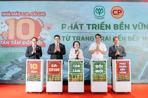 Các đại biểu khởi động nghi thức kỷ niệm “Nhà máy C.P. Củ Chi: 10 năm tận tâm đổi mới, phát triển bền vững từ trang trại đến bếp nhà”.