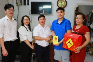 Đoàn EVNGENCO3 thăm, tặng quà Tết gia đình em Tạ Thành Trung, sinh viên Đại học Nông Lâm Thành phố Hồ Chí Minh.