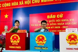 Các cử tri bỏ phiếu tại xã Xuân Thới Sơn. (Ảnh: Công an cung cấp)