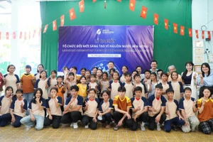 Các em học sinh tại lớp học tình thương phường Bình Trưng tham dự Lễ ra mắt Tổ chức đổi mới sáng tạo vì nguồn nước bền vững.
