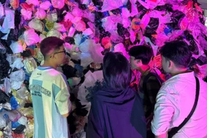 Các sinh viên tham quan, tìm hiểu về các tác phẩm trưng bày tại triển lãm.