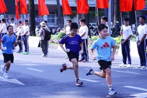 Các vận động viên nhí tham gia Ngày chạy Olympic.