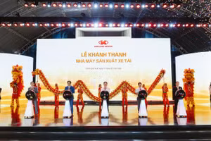 Các đại biểu thực hiện nghi thức khánh thành nhà máy sản xuất xe tải. (Ảnh: Kim Long Motor)