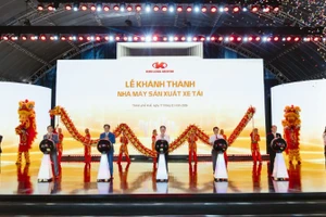 Các đại biểu thực hiện nghi thức khánh thành nhà máy sản xuất xe tải. (Ảnh: Kim Long Motor)
