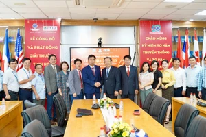 Đại diện hai đơn vị tại lễ công bố. (Ảnh: THUẬN VĂN)