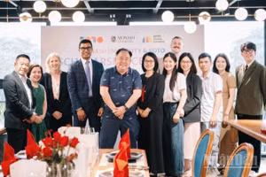 Các đại diện từ Đại học Monash và tổ chức Know One Teach One tại sự kiện công bố Chương trình Học bổng KOTO Dream. (Ảnh: Monash)