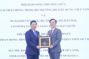 Bộ trưởng Xây dựng Trần Hồng Minh trao quà lưu niệm cho Bộ trưởng MOLIT Kim Yun-duk.