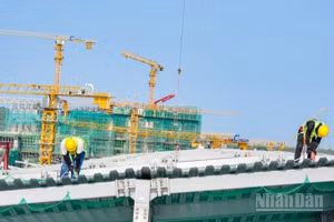 Công nhân thi công Trung tâm hội nghị và Triển lãm APEC Phú Quốc.