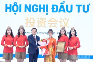 Ông Hà Đông Phong, Chủ tịch COMAC, trao bằng Giáo sư cho Tiến sĩ Nguyễn Thị Phương Thảo, Chủ tịch Vietjet.