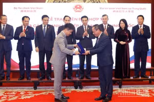 Ông Lê Hồng Hà, Tổng giám đốc Vietnam Airlines, trao biên bản ghi nhớ với ông Hu Yangyang, Chủ tịch Beijing Shuozoujiuzou Technology Co., Ltd.