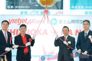 Thống đốc tỉnh Shizuoka Suzuki Yasutomo, Đại sứ đặc quyền nước Cộng hòa xã hội Việt Nam tại Nhật Bản Phạm Quang Hiệu và lãnh đạo sân bay Shizuoka, cùng lãnh đạo Vietjet chúc mừng đường bay mới và chào đón những hành khách đầu tiên trên hành trình bay cùng Vietjet.