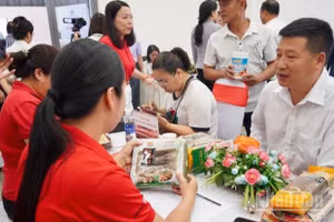 Cán bộ bộ phận thu mua của Central Retail Việt Nam tìm hiểu sản phẩm miến của tỉnh Cao Bằng.