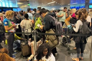 Hàng nghìn hành khách mắc kẹt tại sân bay do nhiều chuyến bay bị hủy.