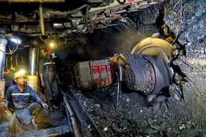 Công ty Than Hà Lầm khai thác trong hầm lò bằng máy khấu than hiện đại.