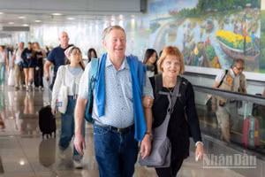 Hành khách hoàn thành thủ tục hàng không, chuẩn bị ra tàu bay.