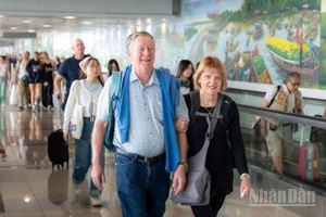 Hành khách hoàn thành thủ tục hàng không, chuẩn bị ra tàu bay.