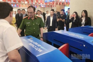 Các đại biểu trải nghiệm hệ thống kiểm soát vé tự động ứng dụng định dạng sinh trắc học.