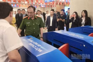 Các đại biểu trải nghiệm hệ thống kiểm soát vé tự động ứng dụng định dạng sinh trắc học.