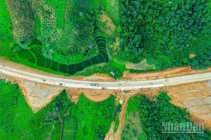 Công trường thi công đường cao tốc Đồng Đăng-Trà Lĩnh lúc nào cũng rộn ràng tiếng máy móc thi công.