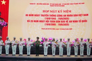 Lãnh đạo Bộ Công an tặng hoa chúc mừng các đơn vị xuất sắc của Công an Thành phố Hồ Chí Minh.