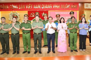 Lãnh đạo Thành uỷ Thành phố Hồ Chí Minh khen thưởng chuyên án. (Ảnh: Công an cung cấp)