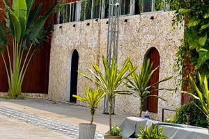 Nhiều hạng mục của nhà hàng Không Gian vẫn chưa được tháo dỡ. (Ảnh chụp chiều 20/8)