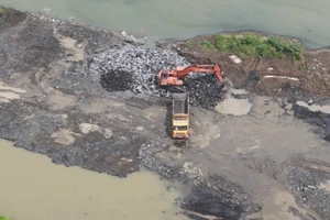 Hiện trường khai thác đá đen trái phép tại dự án nạo vét hồ Đá Đen. (Ảnh: Công an cung cấp)