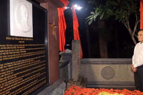 Bí thư Thành ủy Thành phố Hồ Chí Minh Trần Lưu Quang trước mộ cố Tổng Bí thư Lê Hồng Phong. 