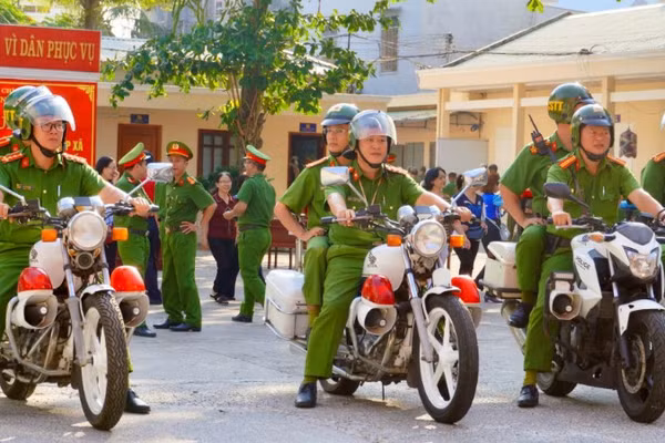 Công an phường Vũng Tàu ra quân giữ gìn trật tự đô thị công cộng sáng ngày 1/4.