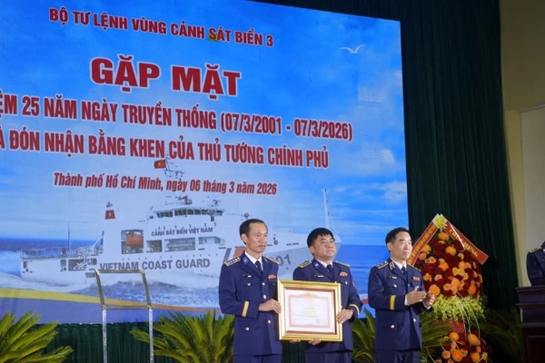 Thủ trưởng Bộ Tư lệnh Vùng Cảnh sát biển 3 đón nhận Bằng khen của Thủ tướng Chính phủ. 