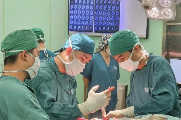 Các bác sĩ phẫu thuật ca chấn thương sọ não, kịp thời cứu sống người bị tai nạn giao thông.