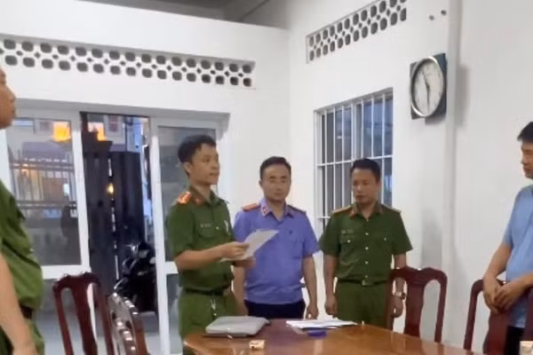 Nguyễn Văn Lời (bìa phải) nghe đọc các lệnh liên quan đến mình. 