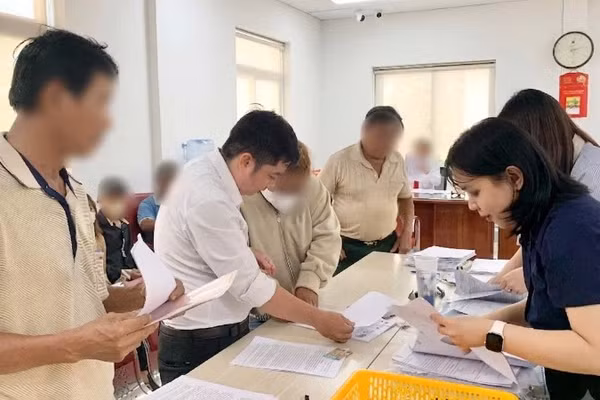 Người dân xã Châu Đức, Thành phố Hồ Chí Minh thực hiện thủ tục nhận tiền bồi thường, hỗ trợ. (Ảnh: LÊ ĐÌNH THÌN)