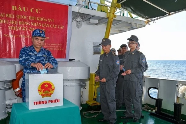 Cán bộ, nhân viên tàu KN 205 bỏ phiếu trên biển. 