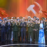 Tổng Bí thư Tô Lâm cùng các đồng chí lãnh đạo Đảng, Nhà nước và các đại biểu, nghệ sĩ tại chương trình. (Ảnh: DUY LINH)