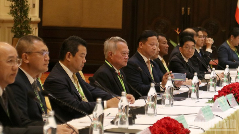 Đoàn Thái Lan do ông Prasas Prasasvinitchai, Cố vấn Bộ Ngoại giao Thái Lan về vấn đề biên giới dẫn đầu. (Thứ 4 từ trái sang - Ảnh: HUY VŨ) ndo_br_img-1664.jpg