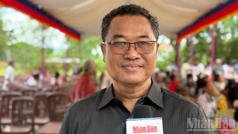 Ông Soth Khun, Phó Tỉnh trưởng Takeo trả lời phỏng vấn của Báo Nhân Dân. (Ảnh: HUY VŨ) ndo_br_photo-2025-11-01-10-27-06-1888.jpg